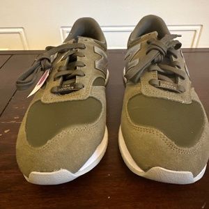 New Balance 420’s gym shoes